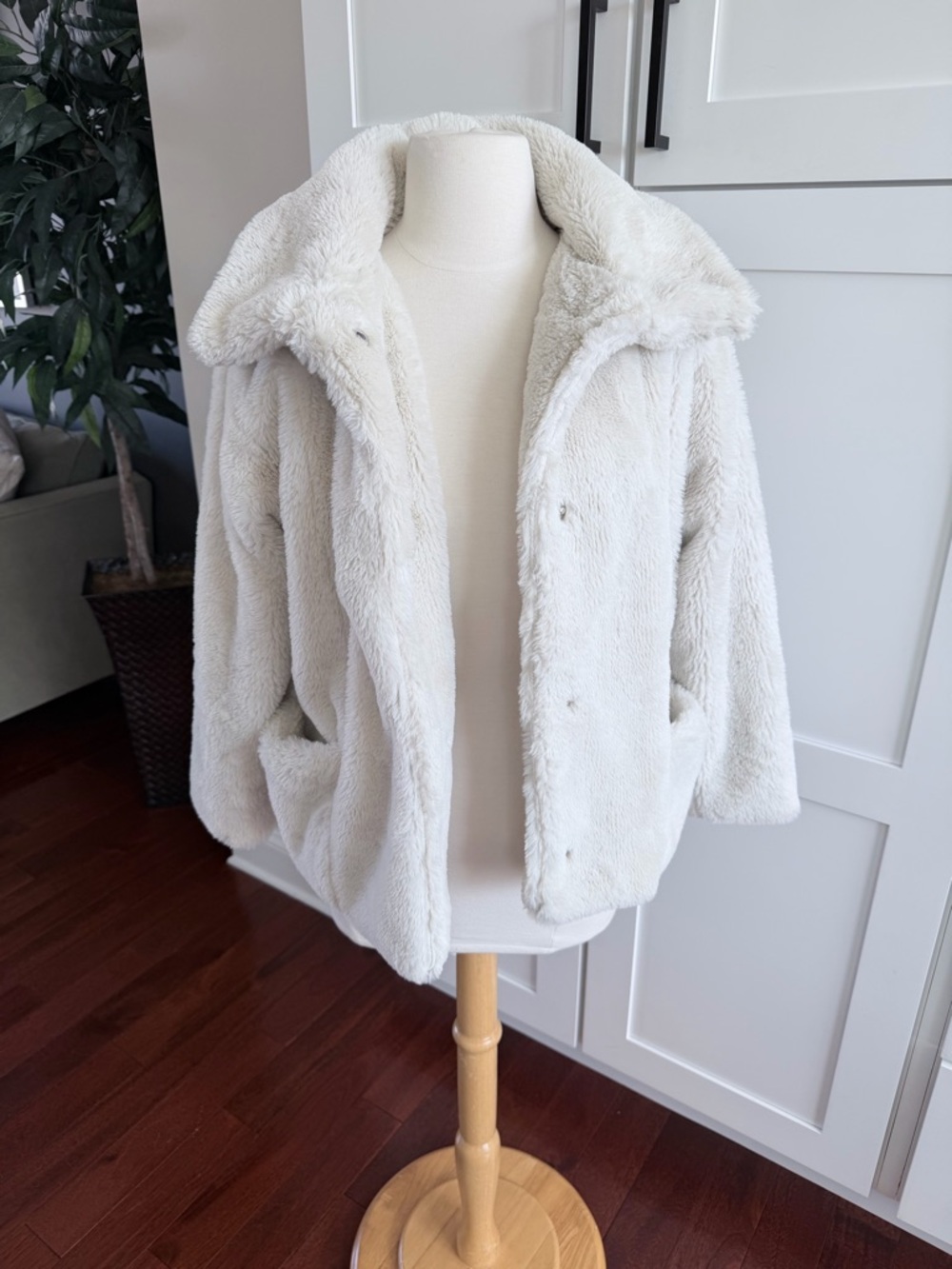Cozy Faux Fur Girls Coat in Winter White XXL